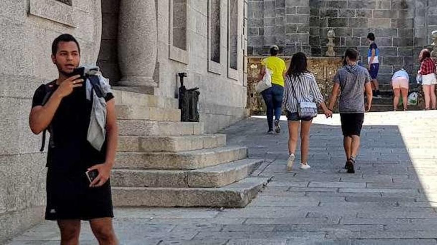 Peregrinos y turistas, en la tarde de ayer, cerca de la catedral de Tui. // E.G.