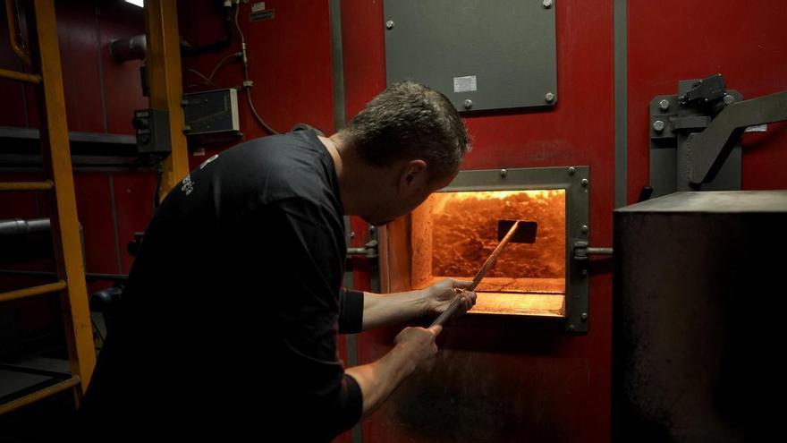 Más de 2,5 millones de hogares en España apuestan por la biomasa: "Calentamos el edificio con astillas y ahorramos 10.000 euros al año"