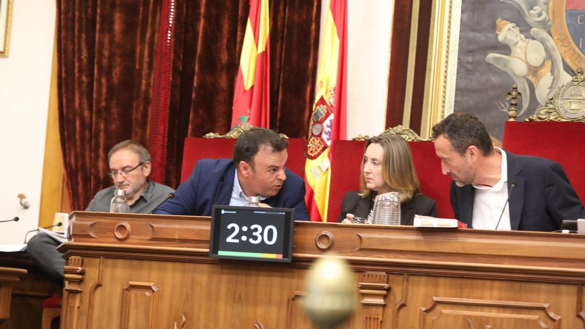 El edil Ramón Abad, en un pleno con el alcalde y la concejala María José Martínez