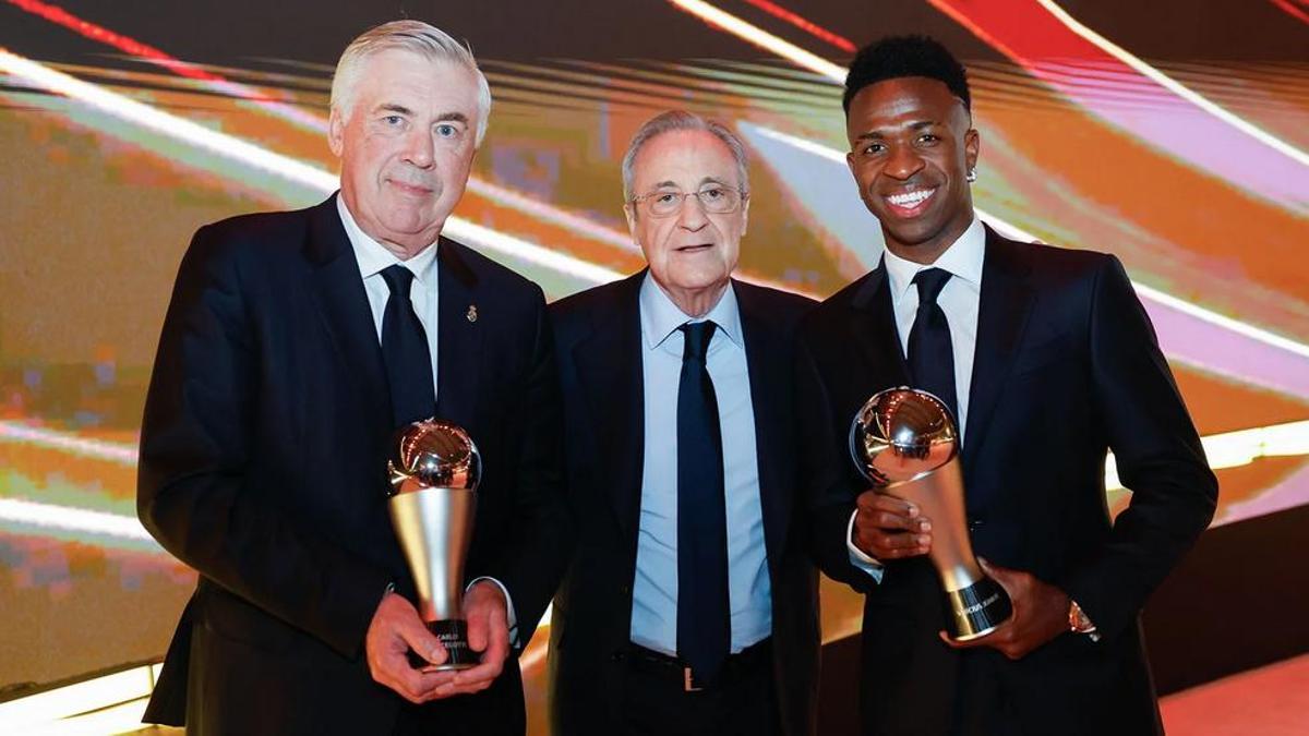 Carlo Ancelotti, Florentino Pérez y Vinicius, en la gala del premio The Best organizada por la FIFA.