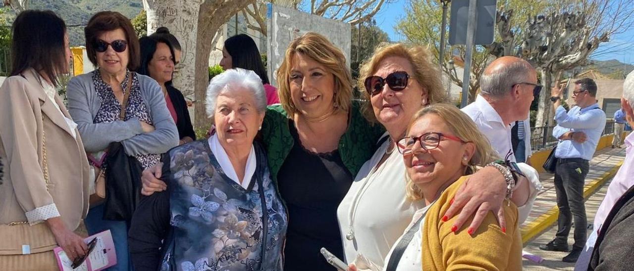 Susana Díaz, durante su visita al Día de la Tapa de la localidad malagueña de Almargen, en una imagen publicada en la cuenta para la difusión de su actividad pública habilitada en Twitter.