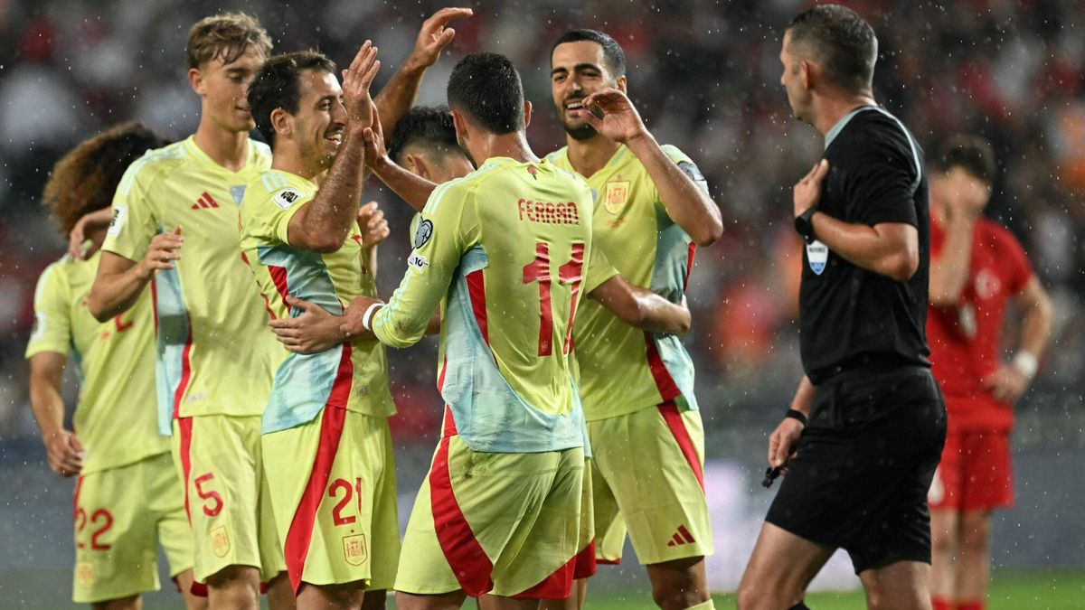 Pedri y Mikel Merino dirigen una escandalosa obra maestra de España en Turquía