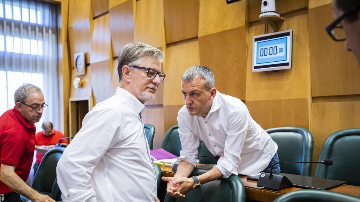 Pedro Santisteve y Fernando Rivarés antes de comenzar una sesión plenaria.