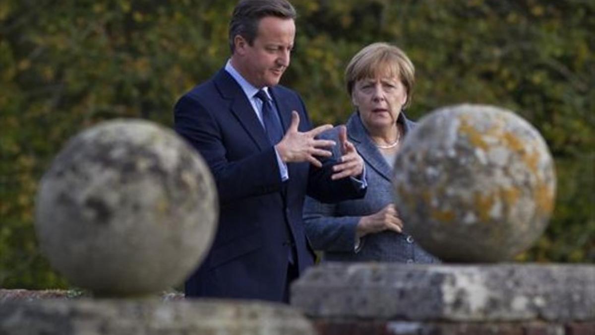 Cameron y Merkel conversan durante su encuentro en Chequers, la residencia de campo del primer ministro.