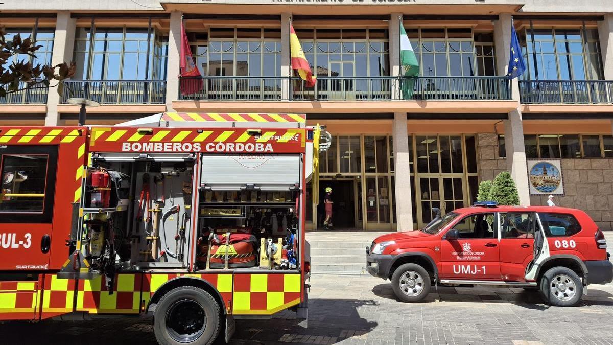 Dotación de los Bomberos, a las puertas del Ayuntamiento de Córdoba.