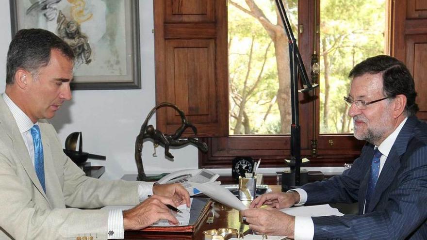 Felipe VI y Mariano Rajoy, ayer, durante su primer despacho celebrado en el palacio de Marivent.