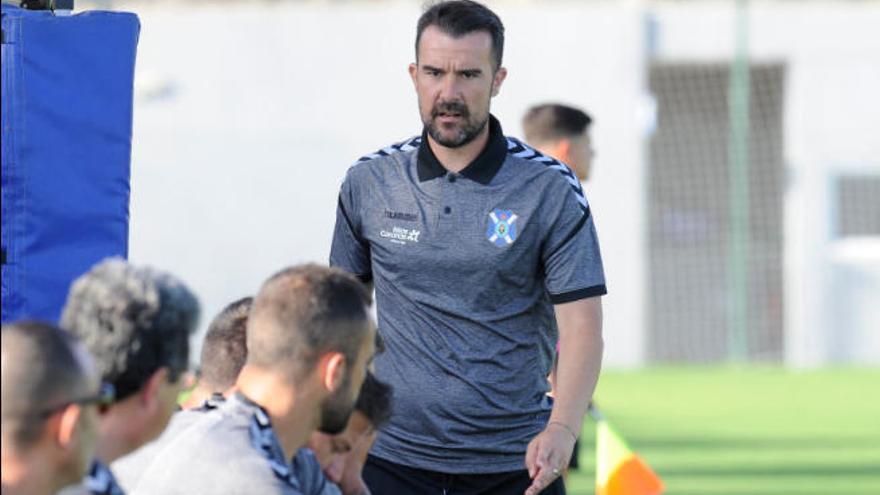 Aritz López Garai, entrenador del CD Tenerife, en uno de los partidos amistosos de la pretemporada.