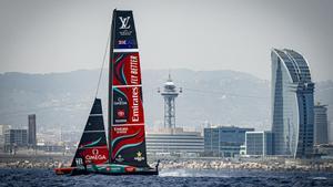 Primer día de la Copa América de vela en Barcelona. El 22 de agosto es una fecha memorable en la historia de la Copa América de vela, ya que fue el día en que se celebró la primera regata alrededor de la Isla de Wight en 1851. Barcelona acoge desde este jueves, 173 años después, la mítica competición deportiva y tecnológica, todo un reto para la capital catalana que, el primer día, ha superado con nota.