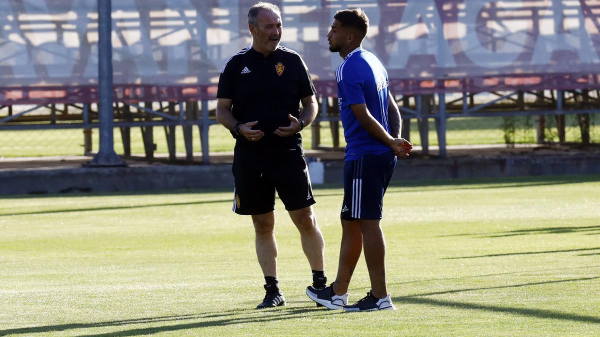 Carbonell dialoga con Juan Ignacio Martínez durante el entrenamiento del Real Zaragoza del domingo.