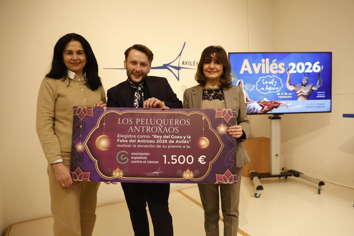 Carmen Fernández, Agustín Hernández y Yolanda Alonso esta mañana con el "cheque".