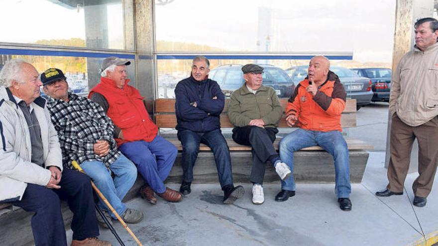 Carlos Carballa recordó ayer el naufragio del crucero con algunos marineros expertos de Portonovo.  // Gustavo Santos