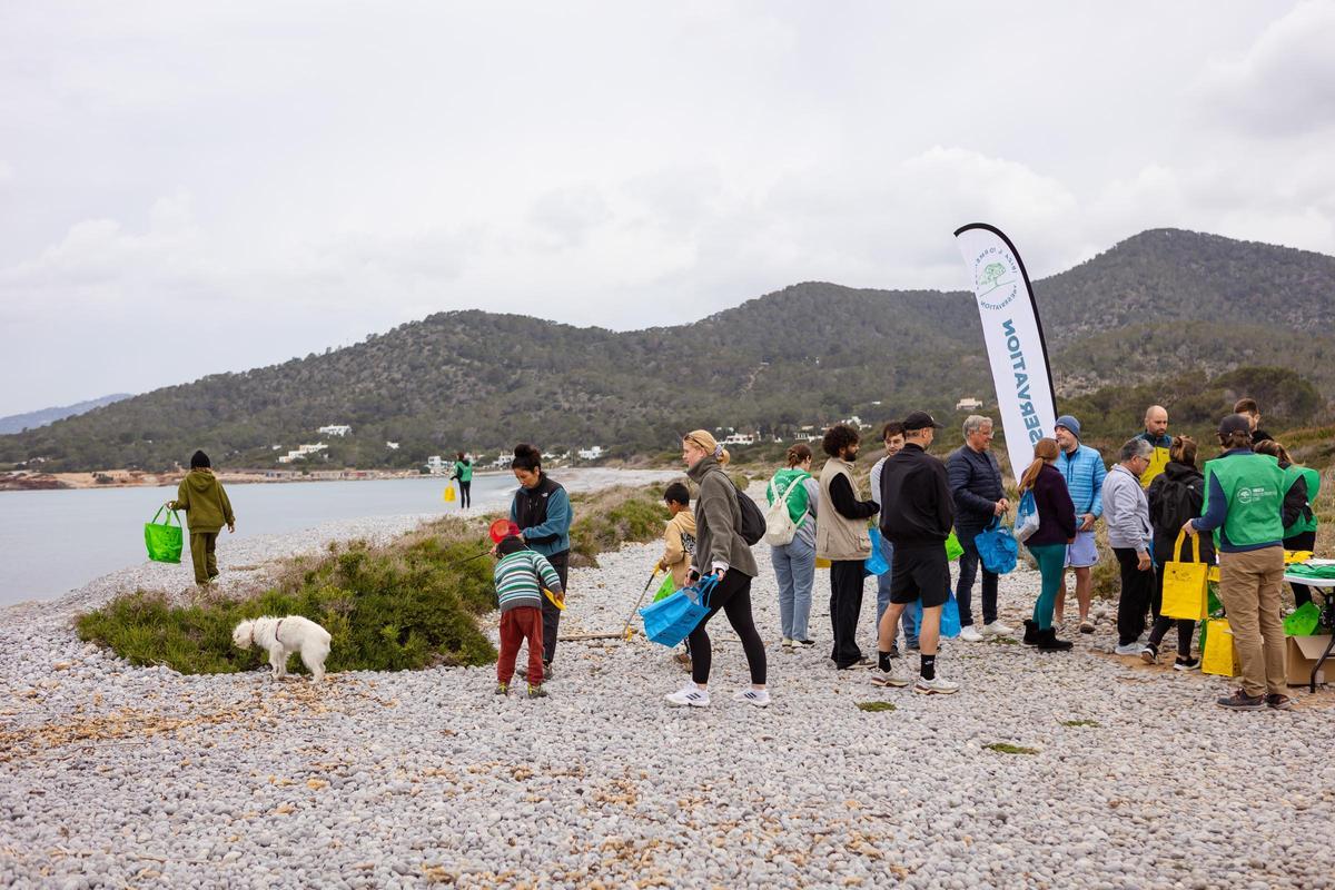 Todas las imágenes de la jornada de limpieza Tejiendo Futuro de Ibizapreservation