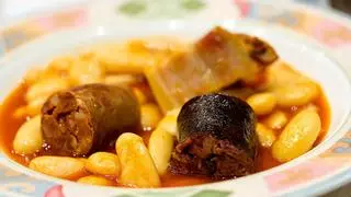 Un "youtuber" se graba comiendo 3 kilos de fabada del tirón y se vuelve viral: "Noto algunas flatulencias"