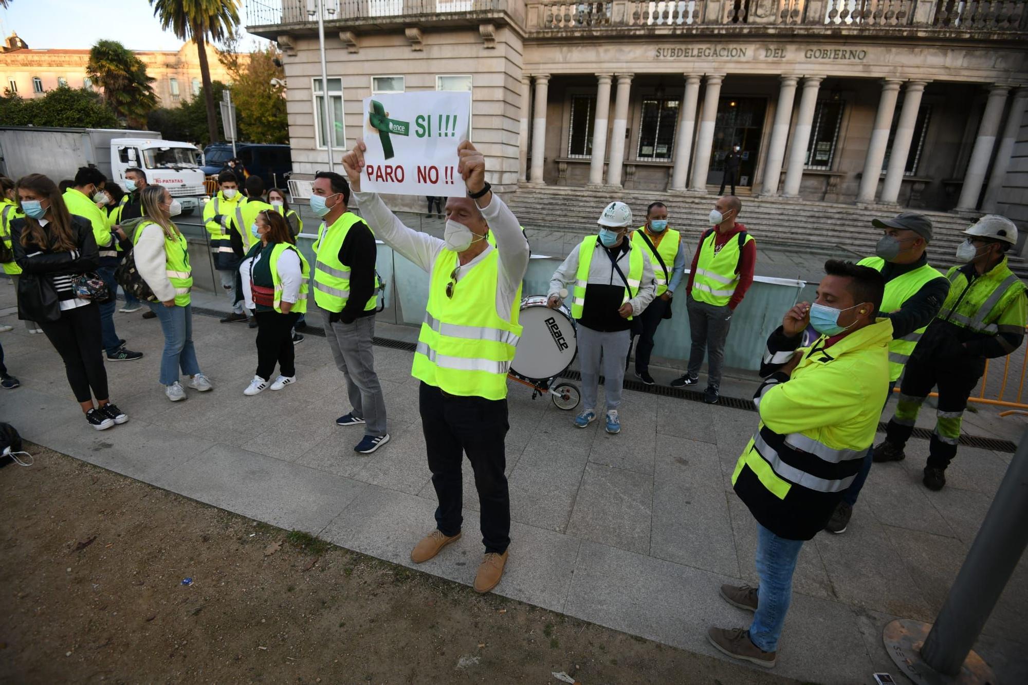 Trabajadores de Ence protestan ante la mesa de diálogo de la fábrica