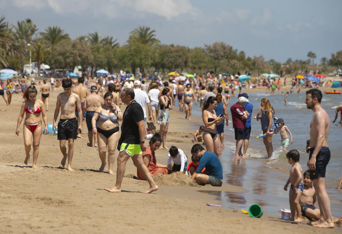 El puente y las altas temperaturas hacen que parezca agosto en la playa del Port de Sagunt