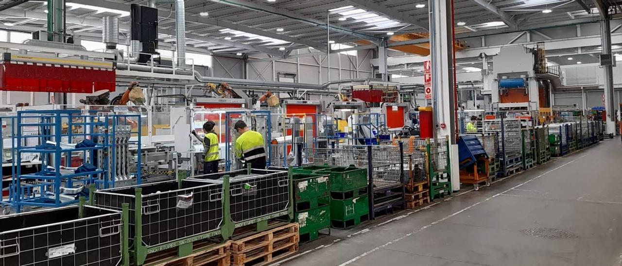 Trabajadores de la planta de Snop Estampación, en el polígono de Porto do Molle (Nigrán). Diciembre 2018.