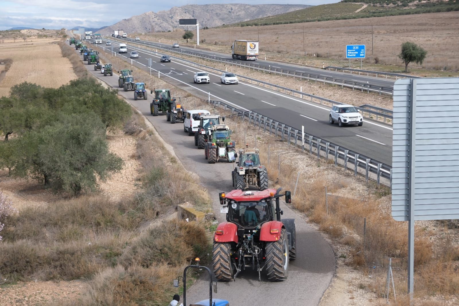 Los agricultores se concentran en tres comarcas de la provincia de Alicante en una tractorada por carreteras secundarias