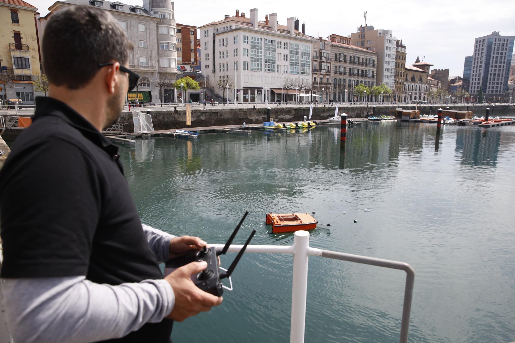 Una aspiradora para el mar: así es el dron que limpia la superficie del agua presentado en Gijón