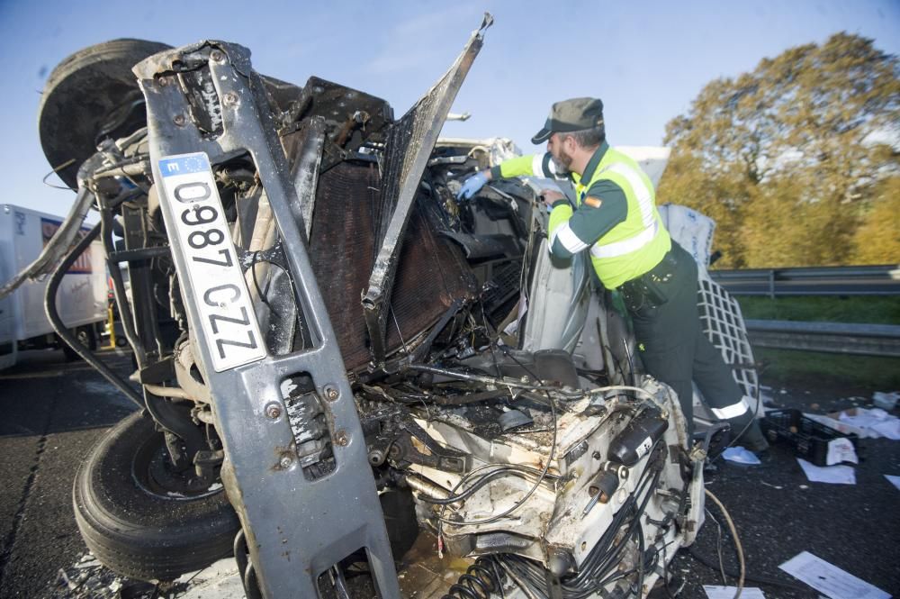 La AP-9 cortada en Abegondo al chocar dos camiones