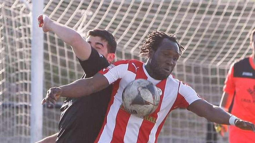 Pugna de balón entre Nii, del Zamora, y un rival.