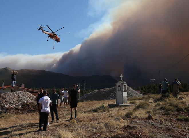Un incendio arrasa 6.700 hectáreas, obliga a evacuar a miles de personas y amenaza la periferia de Atenas