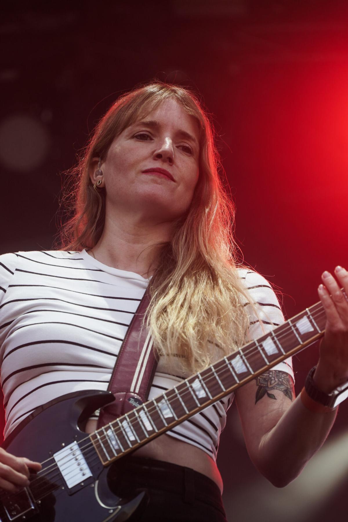 El dúo gallego formado por Anxela Baltar (guitarra y voz) y Violeta Mosquera (batería y voz) tomaron el escenario de la playa en la primera jornada del Festival Noroeste en Riazor. El dúo gallego formado por Anxela Baltar (guitarra y voz) y Violeta Mosquera (batería y voz) tomaron el escenario de la playa en la primera jornada del Festival Noroeste en Riazor.