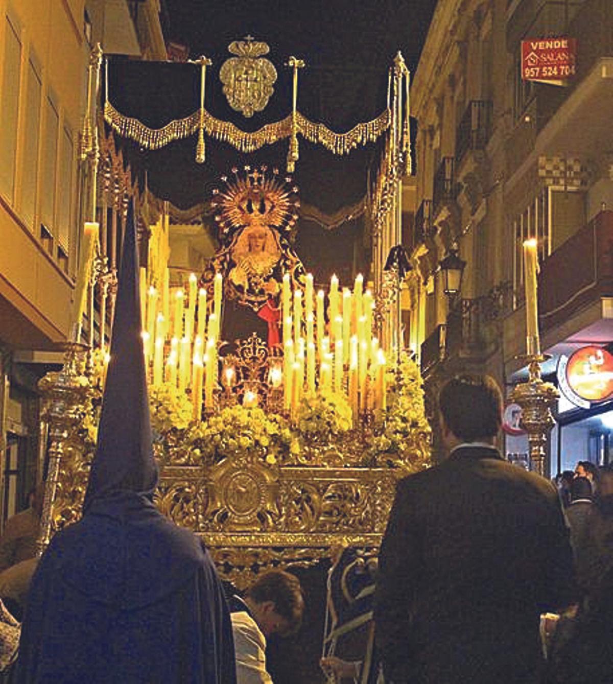 La Virgen de los Dolores durante la procesión del Viernes Santo.