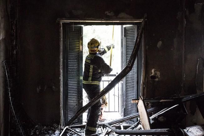 Una vela incendia un piso en el casco de Santa Brígida