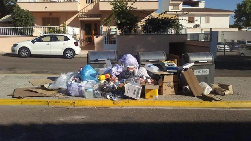 Una escena de suciedad en una calle de Can Picafort.