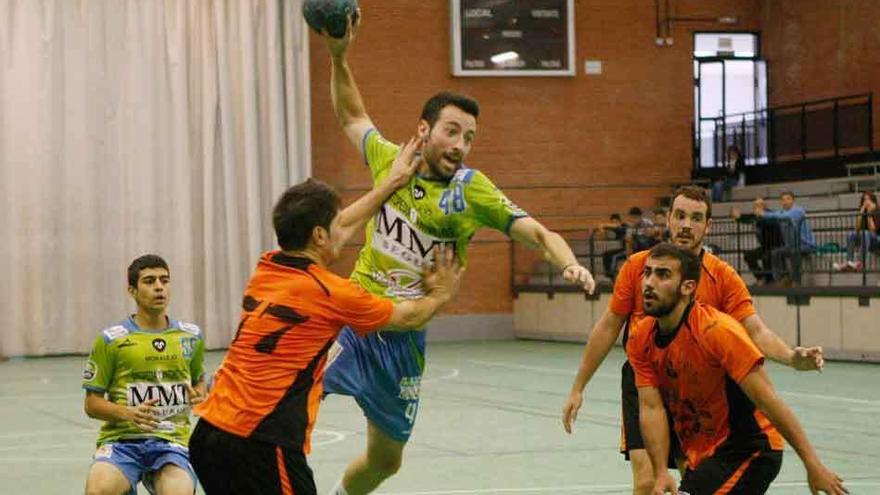 David Sandín, máximo goleador del choque, se eleva para anotar ante la defensa burgalesa.