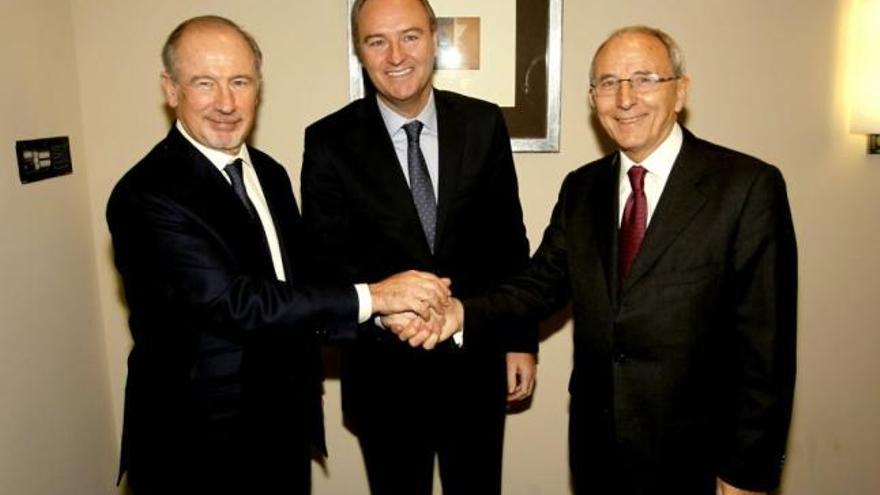 El presidente de la Generalitat, Alberto Fabra, en el centro, junto a Rodrigo Rato y Francisco Pons, esta mañana en Valencia