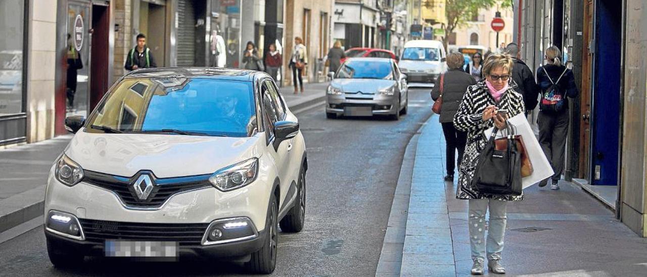 El tráfico rodado ayer por la mañana en la calle Corredora de Elche, en pleno centro urbano.