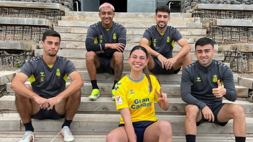 La influencer Céline Dept. con los jugadores de la UD Las Palmas