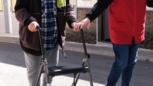 Una persona mor cada 15 minuts esperant els serveis de dependència