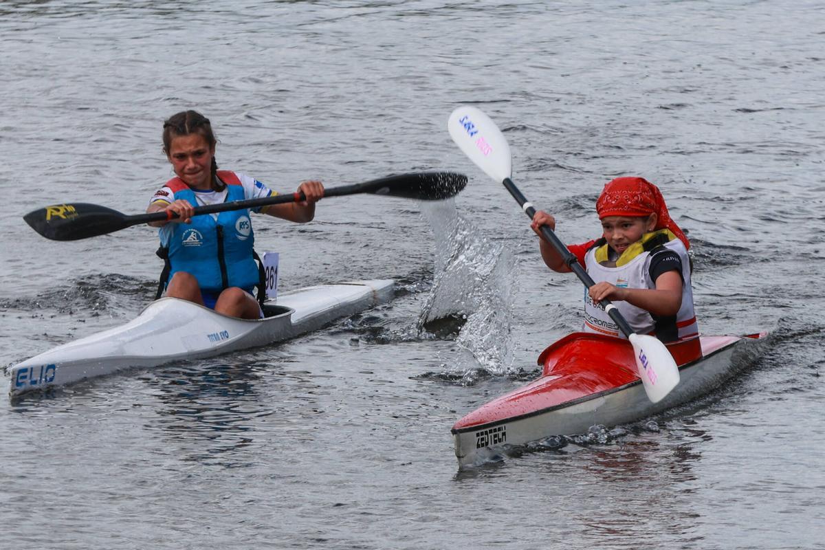 Dos palistas durante una de las pruebas desarrolladas en el río Umia.
