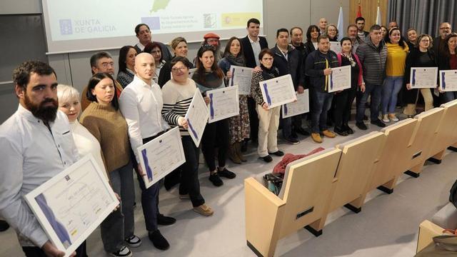 Participantes en el acto de entrega de los distintivos, 
ayer, en el edificio polivalente de Lalín.  | // BERNABÉ/JAVIER LALÍN