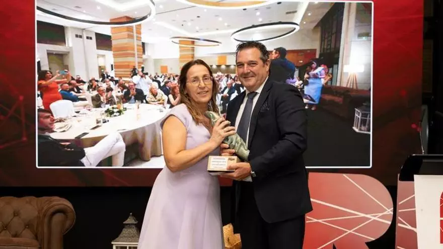 La Gala Red Empresarial reconoce el apoyo y el trabajo de Lola Luceño, periodista de El Periódico Extremadura