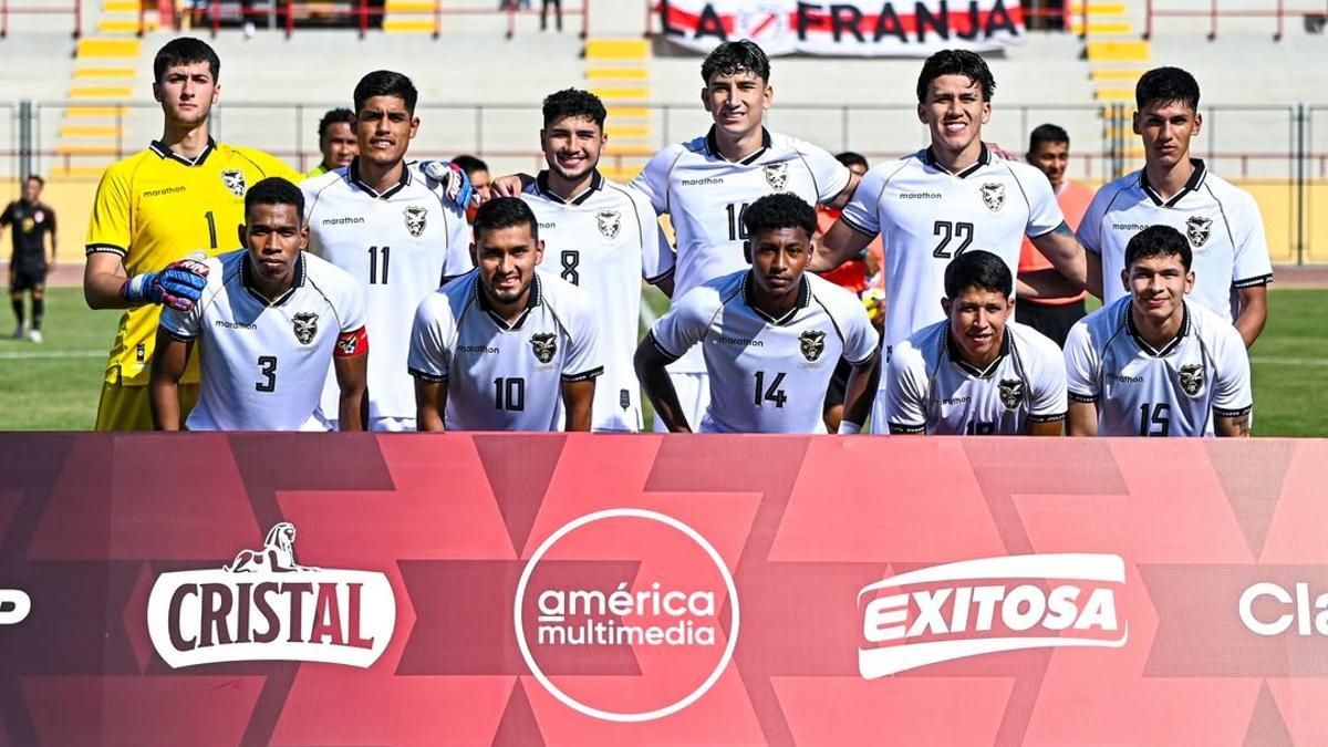 Marcelo Timorán, con el dorsal número 14, en el once inicial de Bolivia ante Perú.