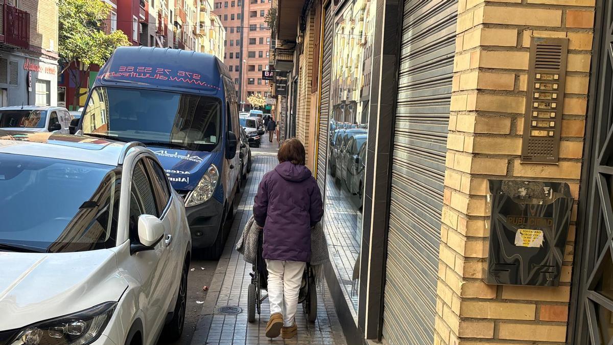 El barrio que abastece a dos distritos pide unas aceras acordes a sus vecinos