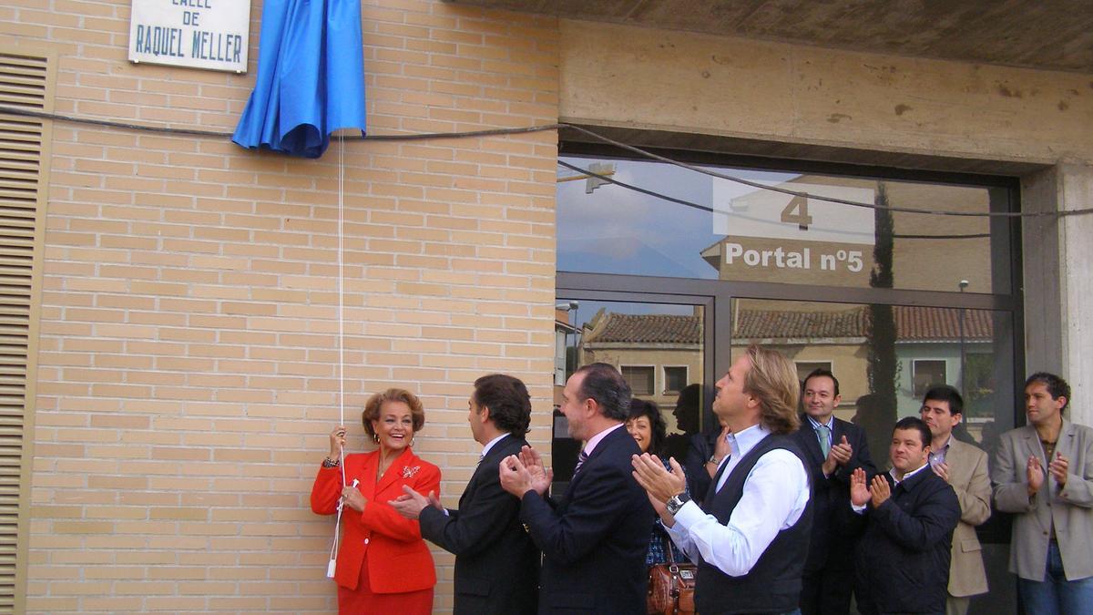 Carmen Sevilla inauguró la calle Raquel Meller en Tarazona, en 2008.