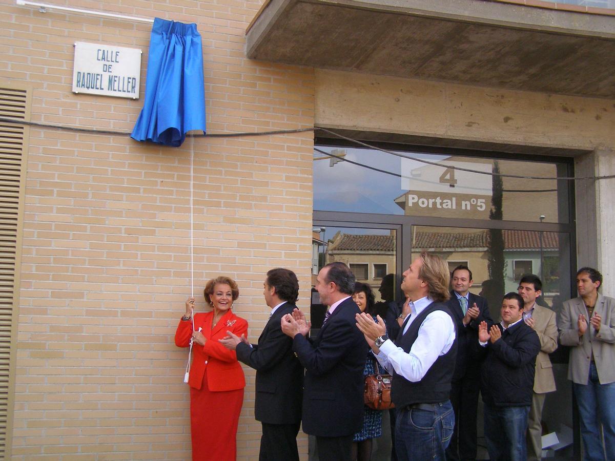 18/10/2008TARAZONAINAUGURACION DE UNA CALLE DEDICADA A RAQUEL MELLER. LA ACTRIZ Y CANTANTE CARMEN SEVILLA DESCUBRE LA PLACA EN PRESENCIA DEL ALCALDE LUIS MARIA BEAMONTE, JAVIER CALLIZO Y JUAN CARLOS CEREZO.AYUNTAMIENTOS. TARAZONA.NATALIA HUERTACAMARA DIGITAL