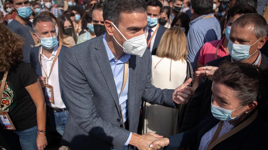 Sánchez preside entre aplausos la foto de familia con la que arranca el 40 Congreso del PSOE