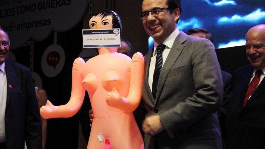 El regalo de una muñeca hinchable al ministro de Economía de Chile desata el escándalo