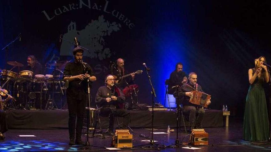 Los integrantes de &quot;Luar na Lubre&quot;, durante el concierto que ofrecieron en el Nuevo Teatro de La Felguera.