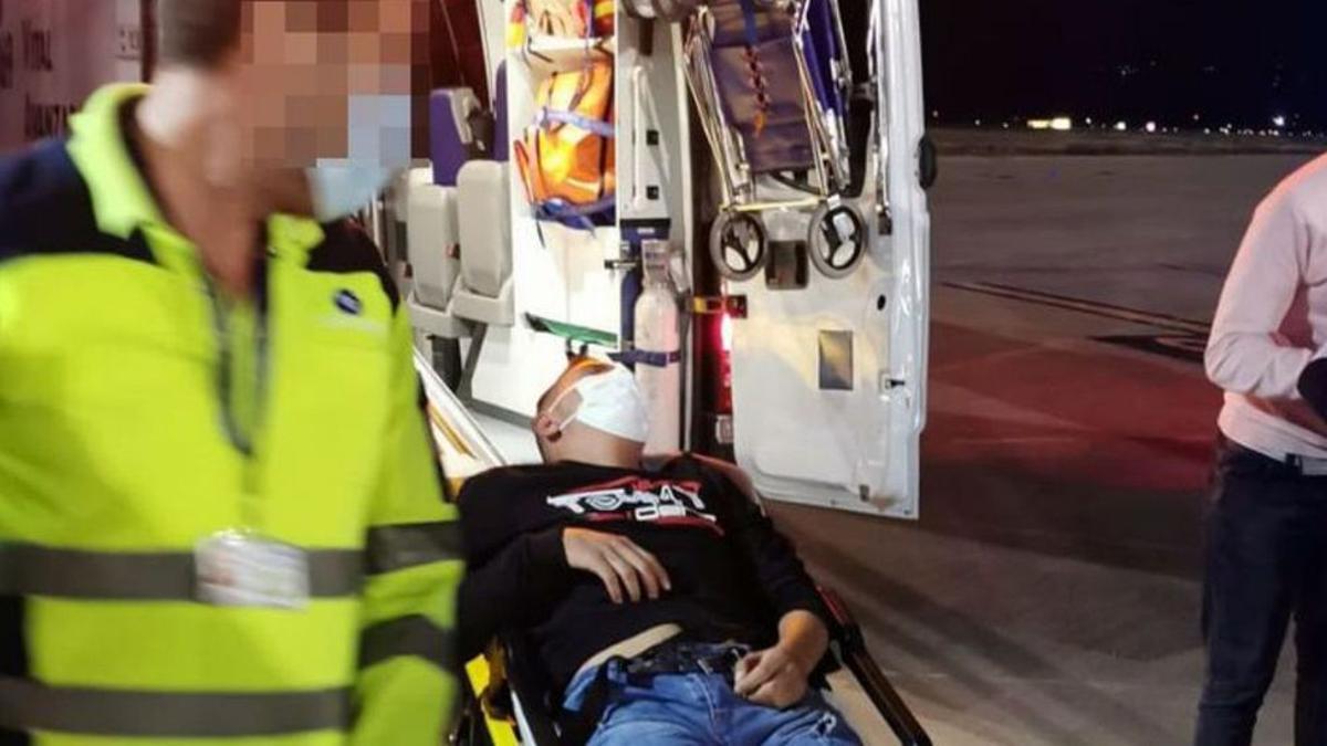 Yassine J., al ser trasladado del avión al hospital.