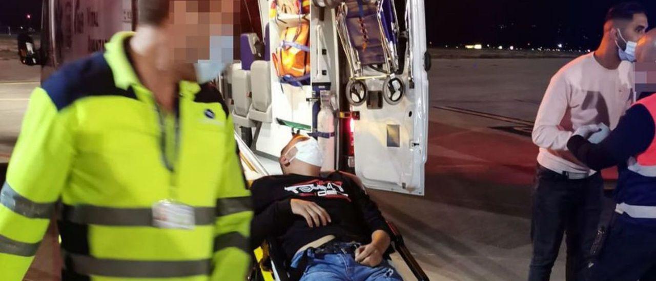 Yassine J., al ser trasladado del avión al hospital.