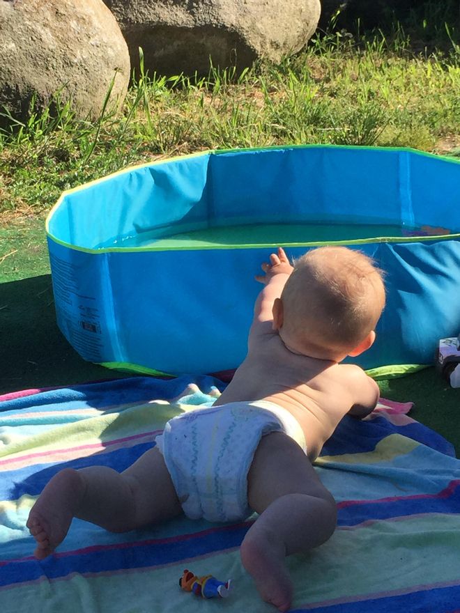 Un niño de corta edad, acercándose a una piscina.