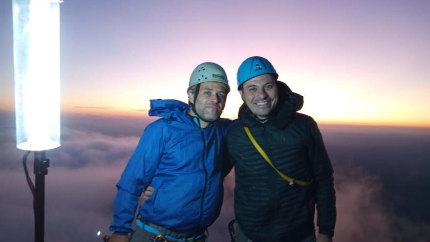 Dos dels tres membres del CEE a l&#039;agulla del Lloro.