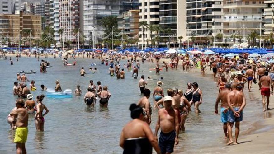 Turistas en la playa de Levante de Benidorm.