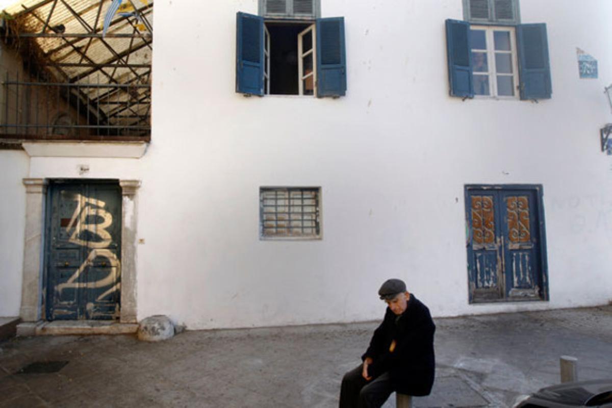 Un home reposa en un carrer del centre històric de la ciutat d’Atenes (Grècia).